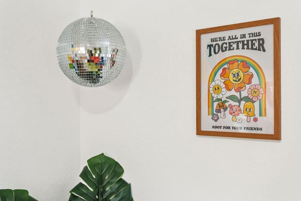 That 70'S Themed Apt Close To Coffee, Food + Shops แทมปา ภายนอก รูปภาพ