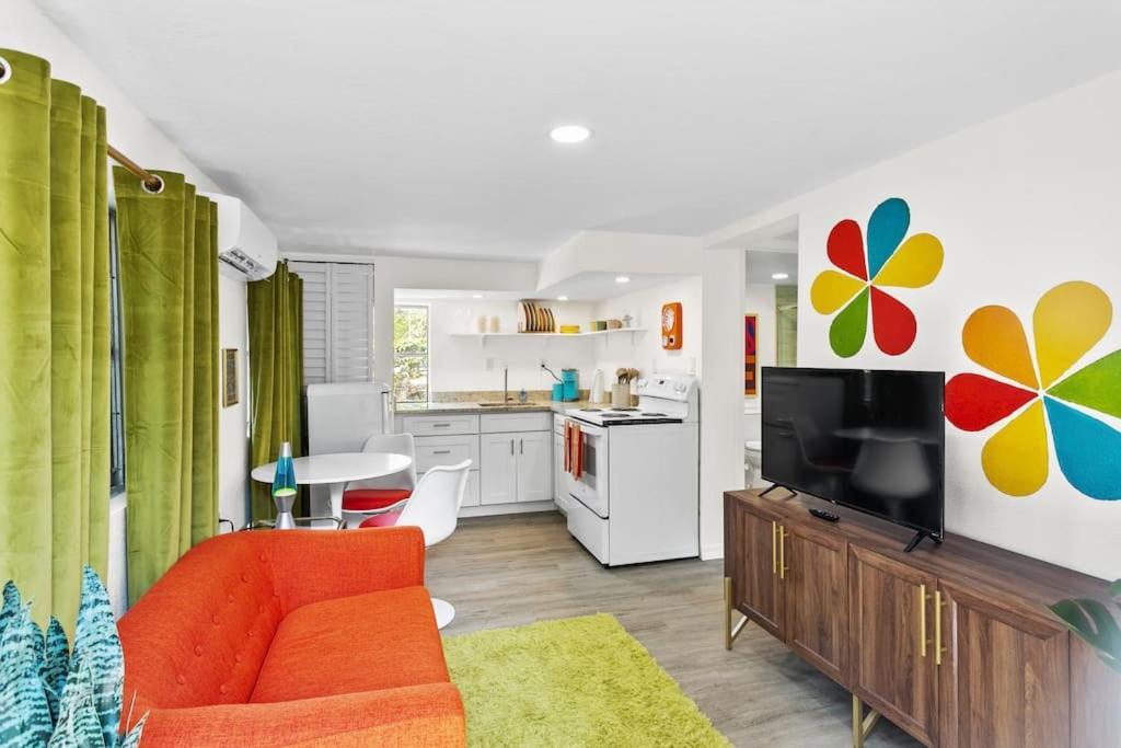 That 70'S Themed Apt Close To Coffee, Food + Shops แทมปา ภายนอก รูปภาพ