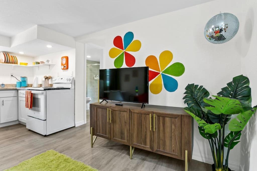 That 70'S Themed Apt Close To Coffee, Food + Shops แทมปา ภายนอก รูปภาพ
