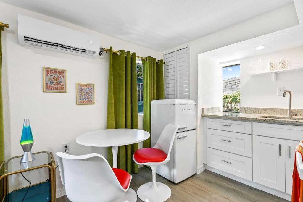 That 70'S Themed Apt Close To Coffee, Food + Shops แทมปา ภายนอก รูปภาพ